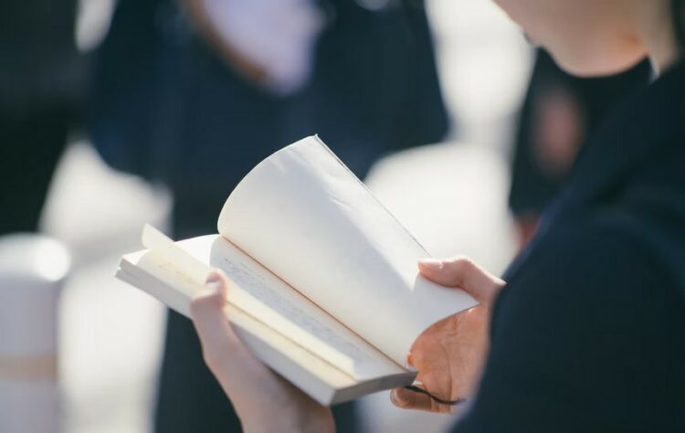 Orang Jepang dan Kegemarannya Baca Buku Terminal Mojok