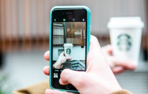Pokoknya Saya Lebih Suka Ngopi di Starbucks daripada di Angkringan