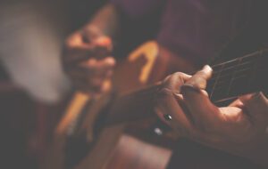 5 Tips Membeli Gitar Akustik Seken