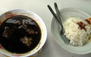 Gulai Bumbu Kuning ala Warteg Jakarta kok Dibilang Rawon, Ra Mashok!