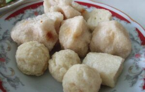 4 Kebiasaan Makan Pempek yang Perlu Diubah agar Nikmatnya Paripurna