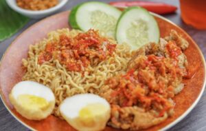 5 Kesalahan Saat Makan Mi Goreng yang Kerap Dilakukan