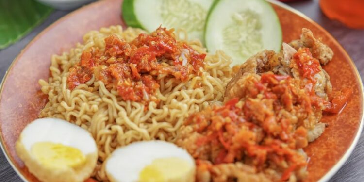 5 Kesalahan Saat Makan Mi Goreng yang Kerap Dilakukan Terminal mojok