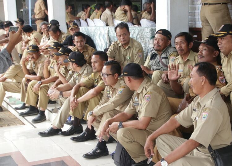 Kasta Jabatan PNS Dilihat dari Posisinya Saat Foto Bersama Terminal Mojok