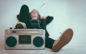 Rindu Acara Radio yang Fasilitasi Galau dan Patah Hati para Remaja