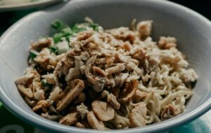Ceker Adalah Pasangan Pas untuk Semangkuk Mi Ayam