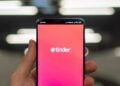 The Tinder Swindler: Film Dokumenter yang Beri Pemahaman Soal Dating Apps terminal mojok.co