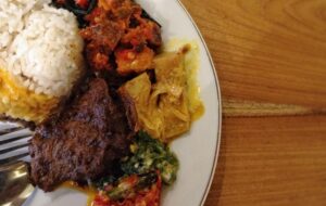 4 Dosa Saat Makan Nasi Padang yang Kerap Dilakukan