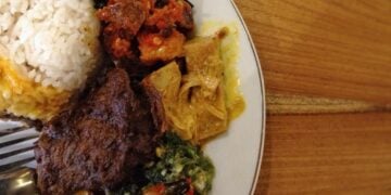 4 Dosa Saat Makan Nasi Padang yang Kerap Dilakukan terminal mojok.co