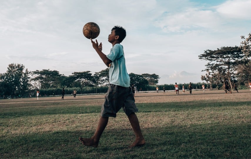 Kasta Tempat Berdiri di Lapangan Sepak Bola Tarkam terminal mojok.co