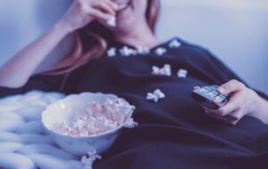 4 Kesalahan yang Kerap Dilakukan Penggemar Drakor Saat Menonton Drama On Going