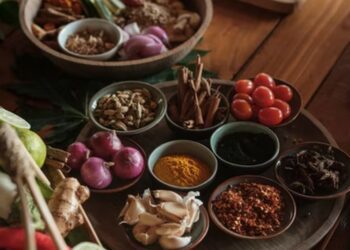 5 Kebiasaan Makan Orang Jawa yang Berubah ketika Tinggal di Sulawesi Terminal Mojok