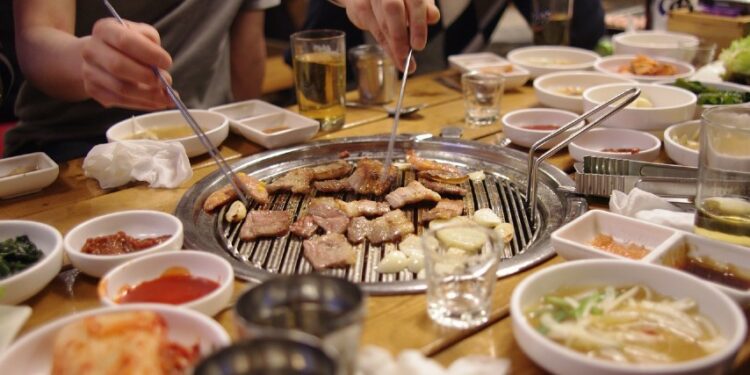 Hoesik, Budaya Kumpul-kumpul Selepas Kerja ala Korea Selatan Terminal Mojok