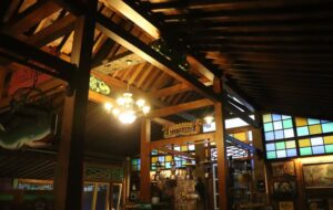 Menjadi Orang Desa yang Makan di Restoran Bergaya Pedesaan