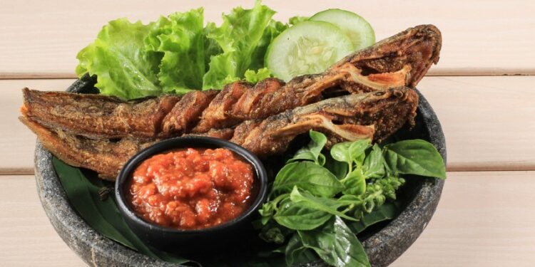 5 Hal Menjengkelkan Saat Membeli Pecel Lele