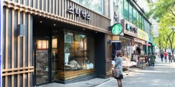 5 Hal yang Bakal Terjadi Andai Kasir Starbucks Dibagi 2 Jalur