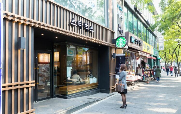5 Hal yang Bakal Terjadi Andai Kasir Starbucks Dibagi 2 Jalur