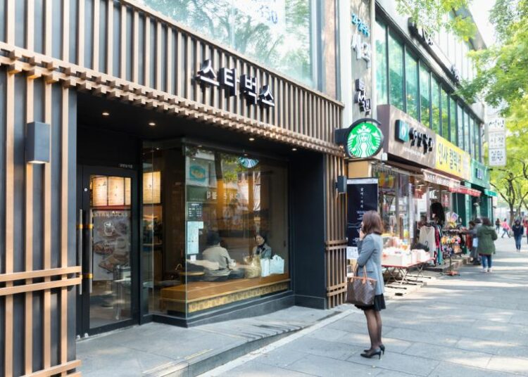 5 Hal yang Bakal Terjadi Andai Kasir Starbucks Dibagi 2 Jalur