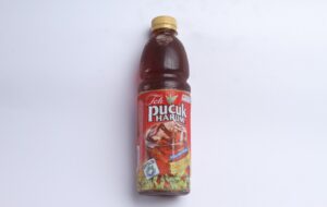 Teh Botol Sosro vs Teh Pucuk Harum, Mana yang Lebih Unggul?