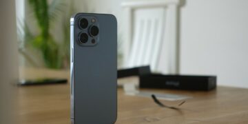 iPhone Kalian Terblokir dan Sinyalnya Hilang? Tenang, eSIM Solusinya!