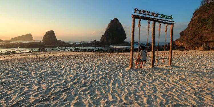 Pantai Papuma Jember Pantas Dinobatkan sebagai Objek Wisata Alam Termahal di Jawa Timur