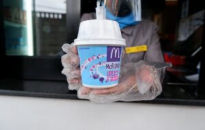 Honest Review McFlurry Very Berry: Es Krim Enak tapi Nggak Berry-berry Banget