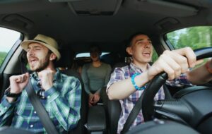 15 Rekomendasi Lagu yang Cocok untuk Karaokean di Perjalanan
