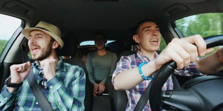 15 Rekomendasi Lagu yang Cocok untuk Karaokean di Perjalanan Terminal Mojok.co