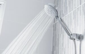 3 Alasan yang Bikin Saya Enggan Mandi Pakai Shower meski Ada di Kamar Mandi