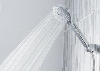 3 Alasan yang Bikin Saya Enggan Mandi Pakai Shower meski Ada di Kamar Mandi Terminal Mojok
