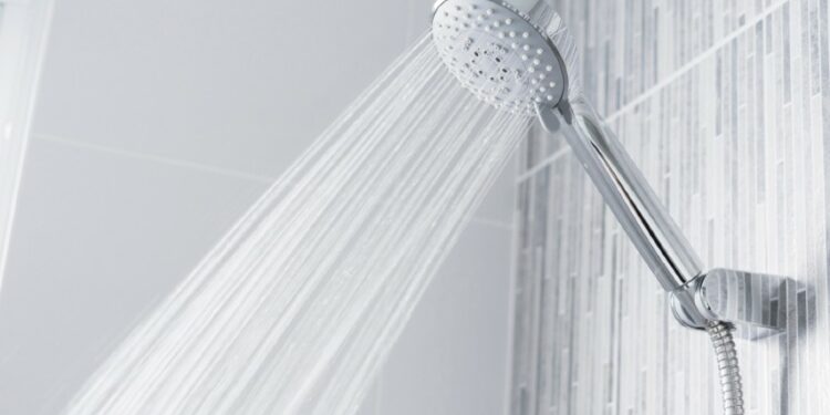 3 Alasan yang Bikin Saya Enggan Mandi Pakai Shower meski Ada di Kamar Mandi Terminal Mojok