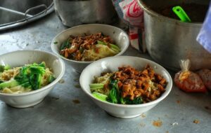 5 Dosa Penjual Mi Ayam yang Jarang Disadari Pembeli