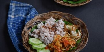 Pengalaman Makan Ayam Geprek Bu Rum Pertama Kali: Yang Original Nggak Bakal Bikin Menyesal anak kos