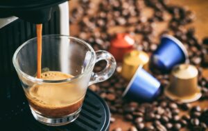Bandingin Mesin Kopi Kapsul Nescafe Dolce Gusto Mini Me dan Nespresso Essenza: Mana yang Layak Dibeli?