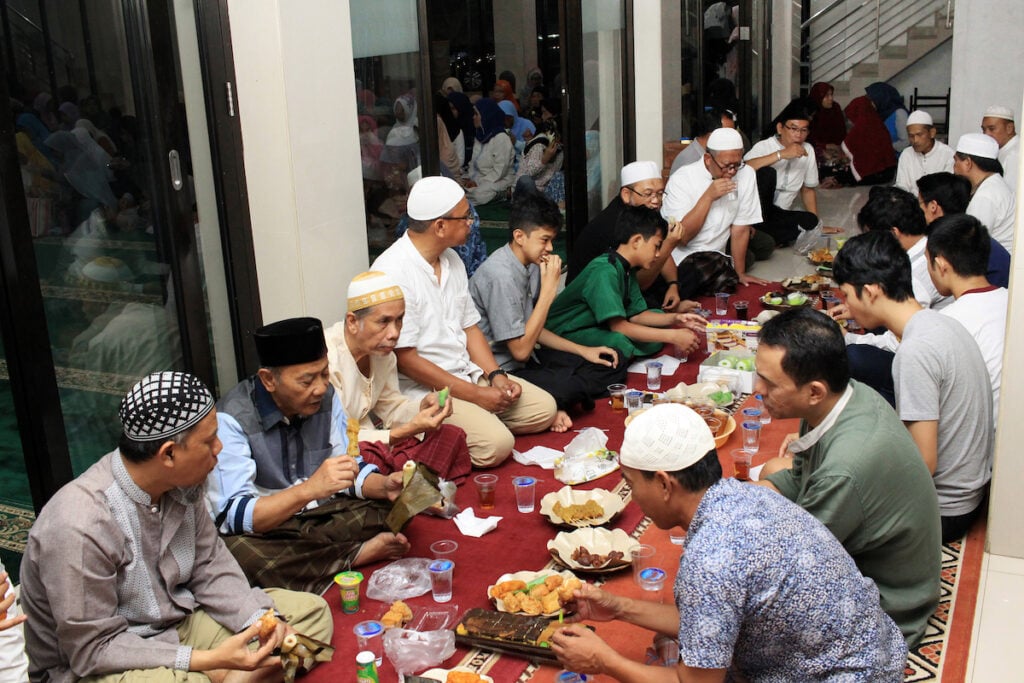 berburu takjil di masjid