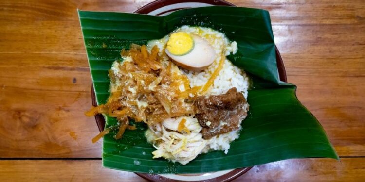 Nasi Ayam Bu Nyoto Semarang, Kuliner Pinggir Jalan yang Jadi Incaran Pemburu Sarapan Terminal Mojok