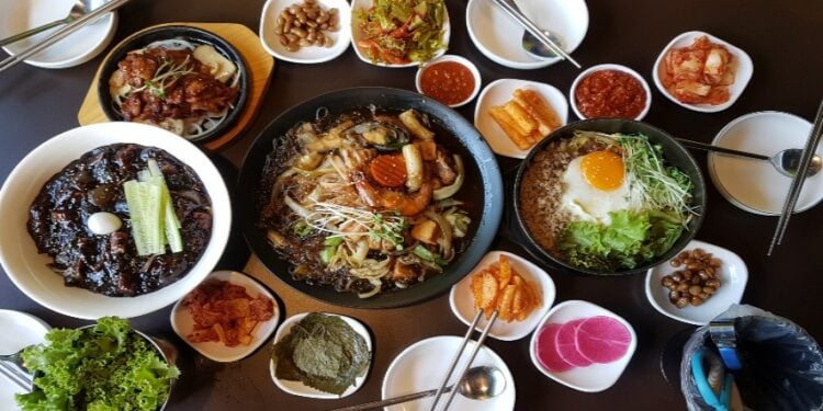 Jangan Keburu Ngiler, 5 Makanan Korea Ini Nggak Seenak Penampilannya