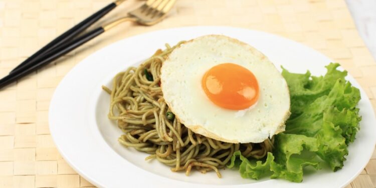 Battle Mi Rendang: Mi Lemonilo VS Indomie, Mana yang Rasanya Lebih Medhok? Terminal Mojok.com