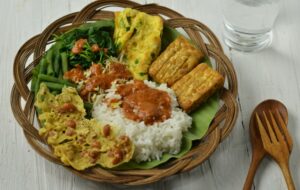 4 Ciri Warung Nasi Pecel di Madiun yang Murah dan Enak