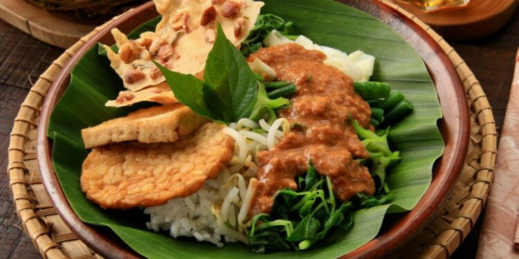 3 Dosa Saat Makan Nasi Pecel yang Sering Dilakukan Penikmatnya Terminal Mojok.co
