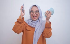 5 Kebiasaan Orang Indonesia tiap Habis Nerima THR