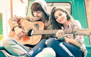 10 Lagu Bahasa Inggris tentang Jatuh Cinta pada Sahabat Sendiri