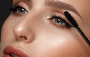 4 Kesalahan yang Sering Dilakukan Perempuan Saat Menggunakan Maskara