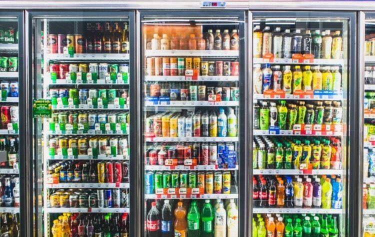 4 Minuman Botol Tiga Ribuan yang Bisa Dijumpai di Minimarket Terdekat Terminal Mojok