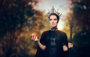 Evil Queen: Tokoh Jahat yang Sebenarnya Adalah Korban Paradigma Konyol Kecantikan