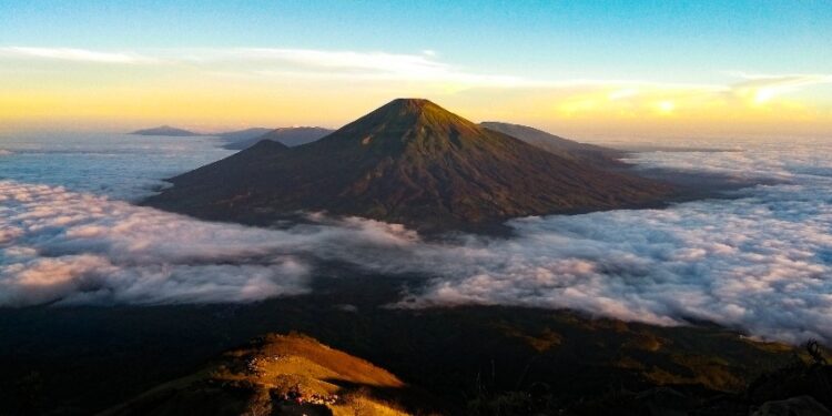 Sejarah Gunung Sindoro dan Misteri Suara Sinden di Jalur Pendakian