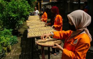 Seragam KKN Itu Nggak Ada Faedahnya, Sumpah!