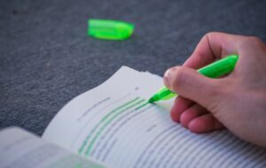 Kebiasaan Coret-coret Buku Sendiri Nggak Salah, Kenapa Harus Heran?