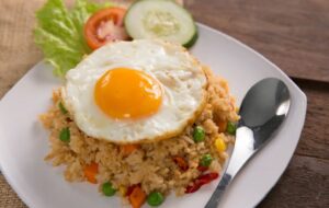Kenapa Nasi Goreng Jadi Menu Aman yang Dipesan Banyak Orang Saat Makan di Restoran?