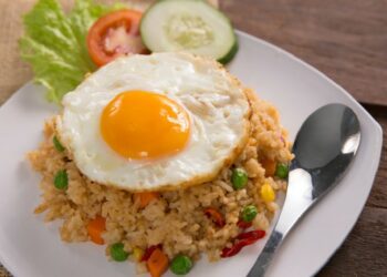 Kenapa Nasi Goreng Jadi Menu Aman yang Dipesan Banyak Orang Saat Makan di Restoran Terminal Mojok